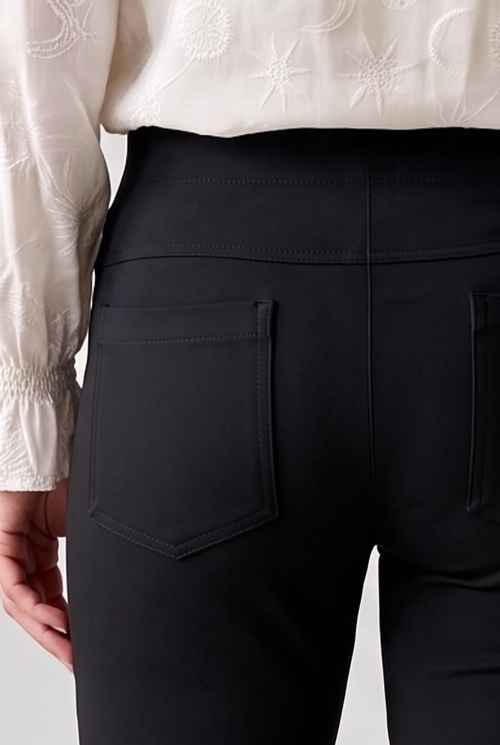 Suzy's Slim zwart 4 pockets - Photoroom 20260913 093627 - LMW04Z01