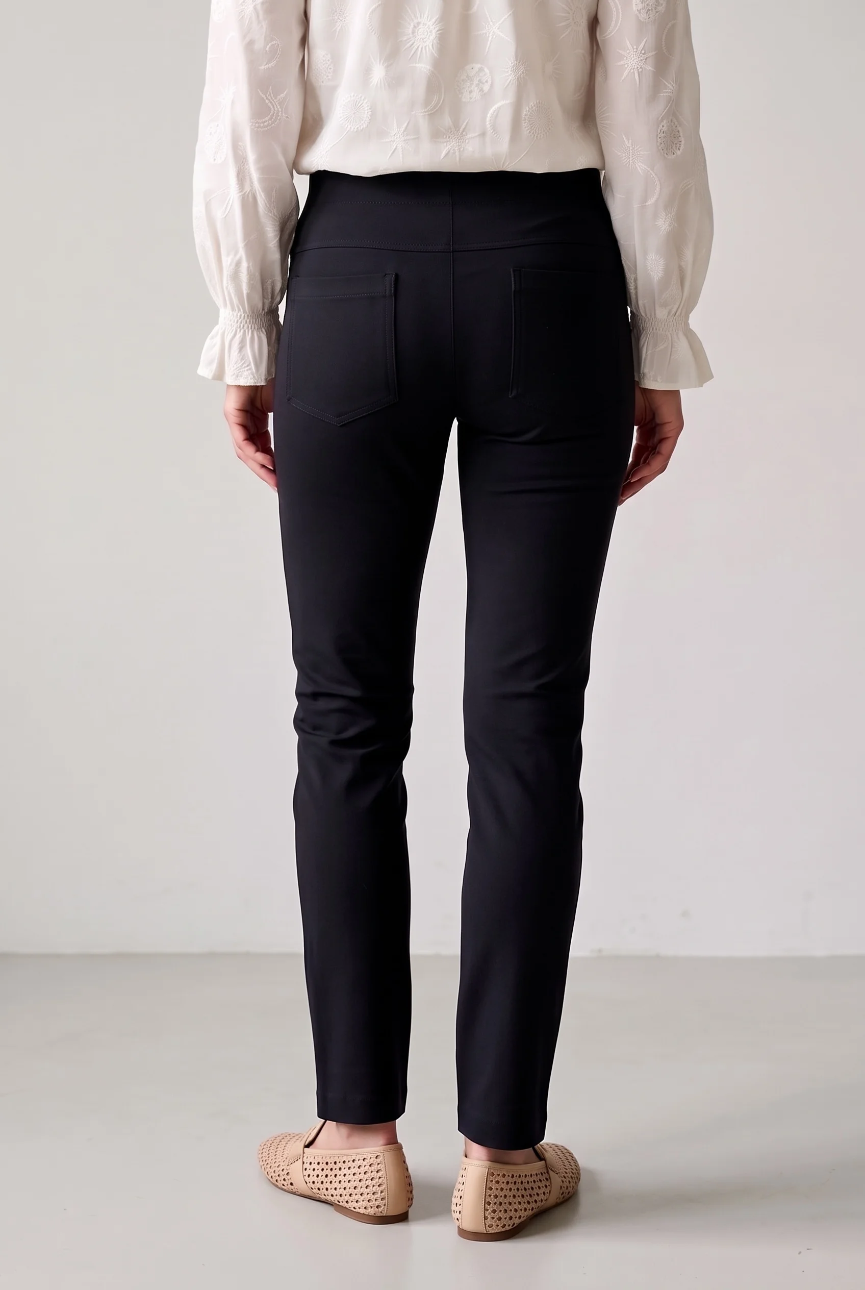 Suzy's Slim zwart 4 pockets - Photoroom 20260913 093631 - LMW04Z01