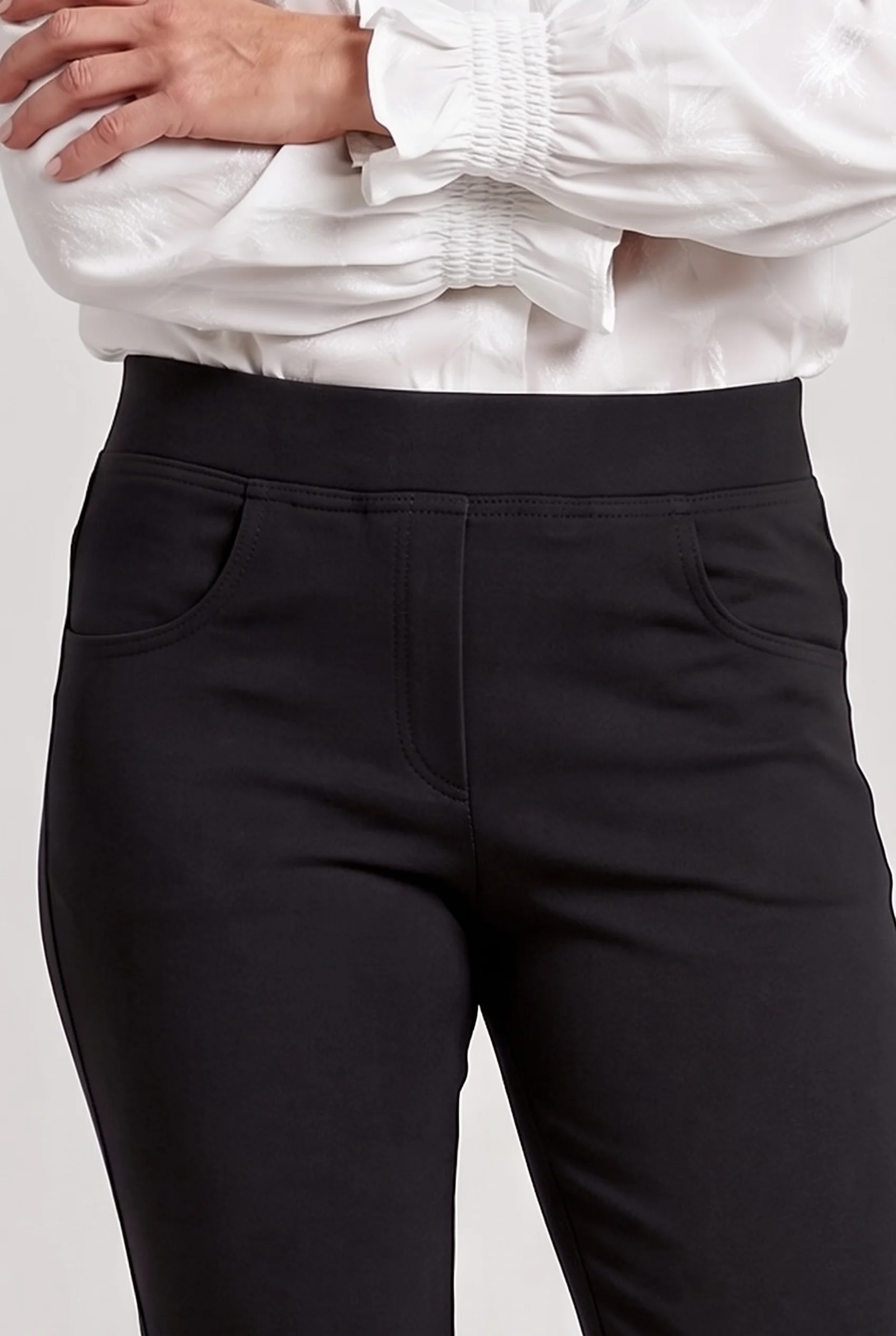 Suzy's Slim zwart 4 pockets - Photoroom 20260913 093924 - LMW04Z01